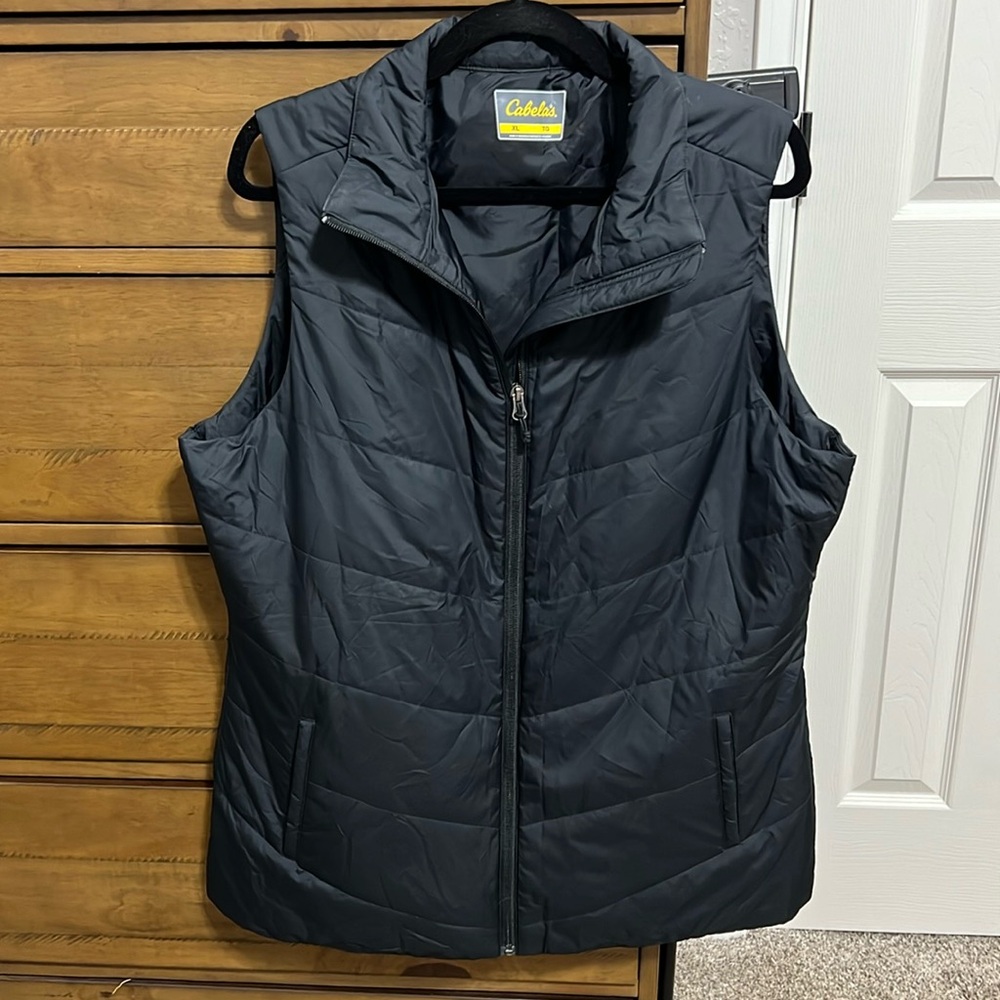 Cabelas women’s black vest with functional pockets. Size XL